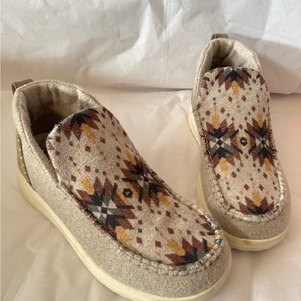 Hey Dude Aztec Patterned Slip-On Shoes women size 9
